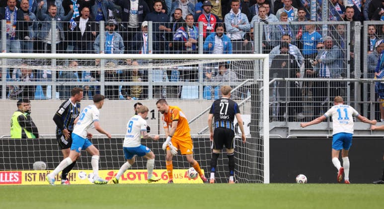 16.05.2026, Fussball, Herren, 3. Liga, Saison 2025 2026, 1. FC Saarbrücken - FC Hansa Rostock, Emil Holten (FC Hansa Rostock) erzielt das Tor zum 3:4, Torschuss zum 3:4 Saarbrücken Ludwigsparkstadion Saarland Deutschland (DEU) Copyright: xFabianxKleerx
