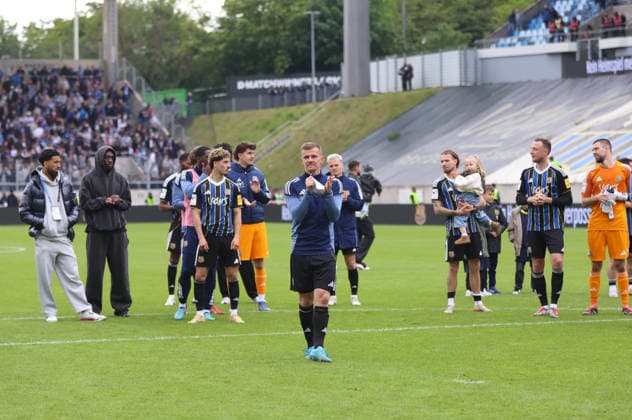 16.05.2026, Fussball, Herren, 3. Liga, Saison 2025 2026, 1. FC Saarbrücken - FC Hansa Rostock, Manuel Zeitz (1. FC Saarbruecken) bedankt sich nach dem Spiel bei den Fans Saarbrücken Ludwigsparkstadion Saarland Deutschland (DEU) Copyright: xFabianxKleerx