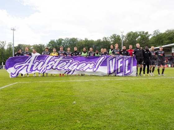 VfL Osnabrueck Spieler bei Fans mit Banner Aufsteiger VfL GER, VfB Stuttgart II vs. VfL Osnabrueck, Fussball, 3. Bundesliga, 38. Spieltag, Spielzeit 2025 2026, 16.05.2026 GER, VfB Stuttgart II vs. VfL Osnabrueck, Fussball, 3. Bundesliga, 38. Spieltag, Spielzeit 2025 2026, 16.05.2026 Aspach Copyright: xEibner-Pressefoto CarstenxSchwerx EP_CSG