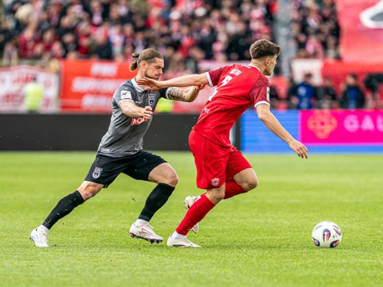 Michael Kostka (Rot-Weiss Essen, 02) im Zweikampf mit Dennis Chessa (SSV Ulm 1846, 11), GER, SSV Ulm 1846 vs. Rot-Weiss Essen, Fussball, 3. Liga, Spielzeit 2025 2026, 16.05.2026, DFB DFL regulations prohibit any use of photographs as image sequences and or quasi-video. GER, SSV Ulm 1846 vs. Rot-Weiss Essen, Fussball, 3. Liga, Spielzeit 2025 2026, 16.05.2026 Ulm Copyright: xMichaelxSchmidt Eibner-Pressefotx EP_MST