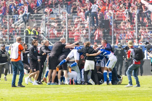 16.05.2026, Fussball, GER, Saison, 3.Liga, Saision 2025 2026, 38. Spieltag, SSV Jahn Regensburg - FC Energie Cottbus Jubel nach dem Schlusspfiff und dem Aufstieg in die zweite Liga bei Energie Cottbus DFL REGULATIONS PROHIBIT ANY USE OF PHOTOGRAPHS AS IMAGE SEQUENCES AND OR QUASI-VIDEO.