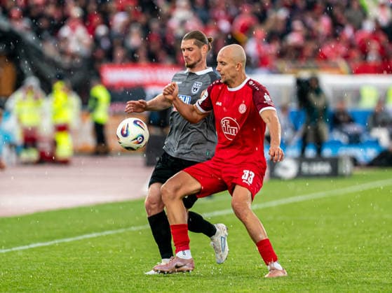 Dennis Chessa (SSV Ulm 1846, 11) im Zweikampf mit Tobias Kraulich (Rot-Weiss Essen, 33), GER, SSV Ulm 1846 vs. Rot-Weiss Essen, Fussball, 3. Liga, Spielzeit 2025 2026, 16.05.2026, DFB DFL regulations prohibit any use of photographs as image sequences and or quasi-video. GER, SSV Ulm 1846 vs. Rot-Weiss Essen, Fussball, 3. Liga, Spielzeit 2025 2026, 16.05.2026 Ulm Copyright: xMichaelxSchmidt Eibner-Pressefotx EP_MST