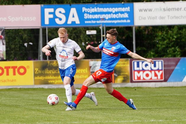 Fußball I Herren I Saison 2025-2026 I Regionalliga Nord I 34. Spieltag I SSV Jeddeloh II - SV Drochtersen Assel I 16.05.2026 Robin Krolikowski (16, SSV Jeddeloh II) und Sebastian Haut (13, SV Drochtersen Assel) Edewecht HASKAMP-Arena Niedersachsen Deutschland Copyright: xLobeca JonasxBoningx