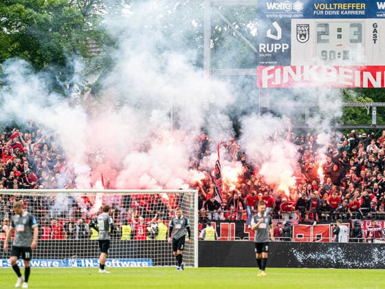 Die Fans zuenden Pyrotechnik nach dem Siegtreffer, GER, SSV Ulm 1846 vs. Rot-Weiss Essen, Fussball, 3. Liga, Spielzeit 2025 2026, 16.05.2026, DFB DFL regulations prohibit any use of photographs as image sequences and or quasi-video. GER, SSV Ulm 1846 vs. Rot-Weiss Essen, Fussball, 3. Liga, Spielzeit 2025 2026, 16.05.2026 Ulm Copyright: xMichaelxSchmidt Eibner-Pressefotx EP_MST
