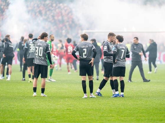 Die Ulmer nach dem Spiel, GER, SSV Ulm 1846 vs. Rot-Weiss Essen, Fussball, 3. Liga, Spielzeit 2025 2026, 16.05.2026, DFB DFL regulations prohibit any use of photographs as image sequences and or quasi-video. GER, SSV Ulm 1846 vs. Rot-Weiss Essen, Fussball, 3. Liga, Spielzeit 2025 2026, 16.05.2026 Ulm Copyright: xMichaelxSchmidt Eibner-Pressefotx EP_MST