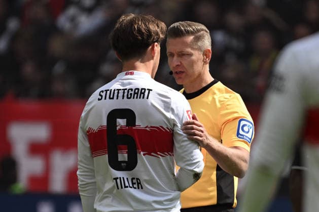 16.05.2026, xjhx, Fussball 1.Bundesliga, Eintracht Frankfurt - VfB Stuttgart v.l. Angelo Stiller (VfB Stuttgart) Schiedsrichter Referee Tobias Welz (Wiesbaden) (DFL DFB REGULATIONS PROHIBIT ANY USE OF PHOTOGRAPHS as IMAGE SEQUENCES and or QUASI-VIDEO) Frankfurt am Main