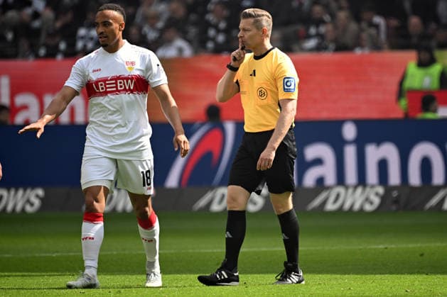 16.05.2026, xjhx, Fussball 1.Bundesliga, Eintracht Frankfurt - VfB Stuttgart v.l. Jamie Leweling (VfB Stuttgart) Schiedsrichter Referee Tobias Welz (Wiesbaden) (DFL DFB REGULATIONS PROHIBIT ANY USE OF PHOTOGRAPHS as IMAGE SEQUENCES and or QUASI-VIDEO) Frankfurt am Main