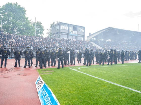 Die Polizeit war fuer einen Platzsturm vorbereitet, GER, SSV Ulm 1846 vs. Rot-Weiss Essen, Fussball, 3. Liga, Spielzeit 2025 2026, 16.05.2026, DFB DFL regulations prohibit any use of photographs as image sequences and or quasi-video. GER, SSV Ulm 1846 vs. Rot-Weiss Essen, Fussball, 3. Liga, Spielzeit 2025 2026, 16.05.2026 Ulm Copyright: xMichaelxSchmidt Eibner-Pressefotx EP_MST