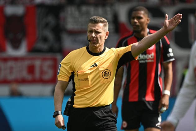 16.05.2026, xjhx, Fussball 1.Bundesliga, Eintracht Frankfurt - VfB Stuttgart v.l. Schiedsrichter Referee Tobias Welz (Wiesbaden) gibt Anweisungen, gestikuliert, mit den Armen gestikulieren gives instructions, gesticulate (DFL DFB REGULATIONS PROHIBIT ANY USE OF PHOTOGRAPHS as IMAGE SEQUENCES and or QUASI-VIDEO) Frankfurt am Main