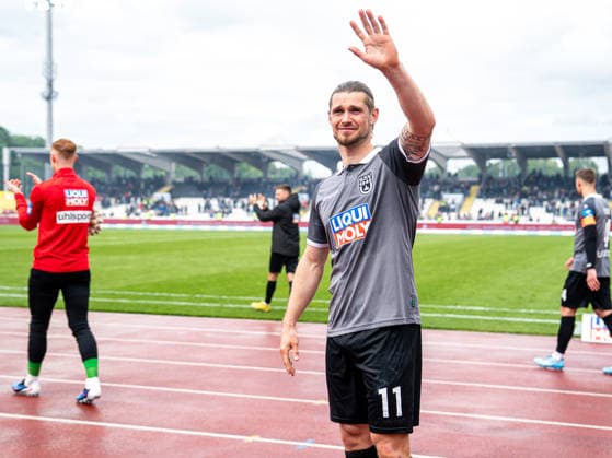 Dennis Chessa (SSV Ulm 1846, 11) winkt den Fans zu, GER, SSV Ulm 1846 vs. Rot-Weiss Essen, Fussball, 3. Liga, Spielzeit 2025 2026, 16.05.2026, DFB DFL regulations prohibit any use of photographs as image sequences and or quasi-video. GER, SSV Ulm 1846 vs. Rot-Weiss Essen, Fussball, 3. Liga, Spielzeit 2025 2026, 16.05.2026 Ulm Copyright: xMichaelxSchmidt Eibner-Pressefotx EP_MST