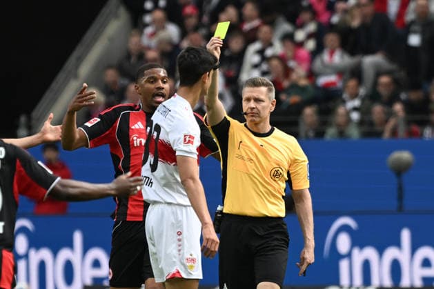 16.05.2026, xjhx, Fussball 1.Bundesliga, Eintracht Frankfurt - VfB Stuttgart v.l. Schiedsrichter Referee Tobias Welz (Wiesbaden) zeigt Jose Maria Andres Baixauli (VfB Stuttgart) Chema die gelbe Karte (DFL DFB REGULATIONS PROHIBIT ANY USE OF PHOTOGRAPHS as IMAGE SEQUENCES and or QUASI-VIDEO) Frankfurt am Main