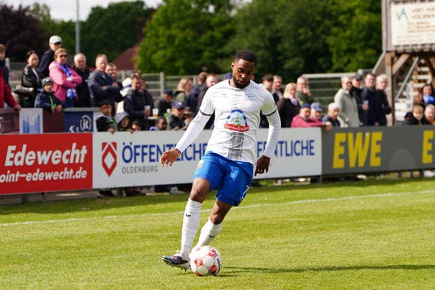 Fußball I Herren I Saison 2025-2026 I Regionalliga Nord I 34. Spieltag I SSV Jeddeloh II - SV Drochtersen Assel I 16.05.2026 Dominique Ndure (7, SSV Jeddeloh II) Edewecht HASKAMP-Arena Niedersachsen Deutschland Copyright: xLobeca JonasxBoningx
