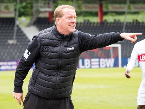Timo Schultz (VfL Osnabrueck, Trainer) gibt seine letzten Anweisungen in der Dritten Liga GER, VfB Stuttgart II vs. VfL Osnabrueck, Fussball, 3. Bundesliga, 38. Spieltag, Spielzeit 2025 2026, 16.05.2026 GER, VfB Stuttgart II vs. VfL Osnabrueck, Fussball, 3. Bundesliga, 38. Spieltag, Spielzeit 2025 2026, 16.05.2026 Aspach Copyright: xEibner-Pressefoto CarstenxSchwerx EP_CSG