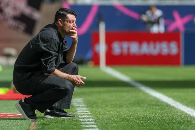 Fußball 1. Bundesliga - Eintracht Frankfurt - VfB Stuttgart am 16.05.2026 im Deutsche Bank Park in Frankfurt Trainer Albert Riera (Frankfurt) unzufrieden, enttäuscht, enttaeuscht, niedergeschlagen.