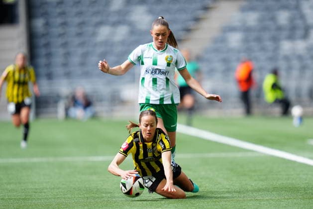 STOCKHOLM, SVERIGE 20260516 Hammarbys Svea Rehnberg far Häckens Aivi Luik pa fall under lördagens finalmatch i Svenska cupen mellan Hammarby IF och BK Häcken FF pa 3Arena. STOCKHOLM SVERIGE x10658x
