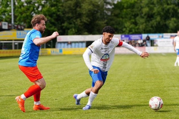 Fußball I Herren I Saison 2025-2026 I Regionalliga Nord I 34. Spieltag I SSV Jeddeloh II - SV Drochtersen Assel I 16.05.2026 Nico Von Der Reith (12, SV Drochtersen Assel) und Kasra Ghawilu (10, SSV Jeddeloh II) Edewecht HASKAMP-Arena Niedersachsen Deutschland Copyright: xLobeca JonasxBoningx