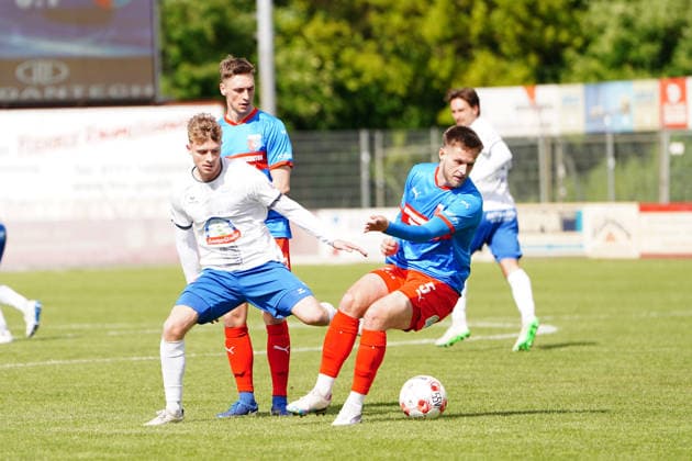 Fußball I Herren I Saison 2025-2026 I Regionalliga Nord I 34. Spieltag I SSV Jeddeloh II - SV Drochtersen Assel I 16.05.2026 Moritz Brinkmann (8, SSV Jeddeloh II) und Jannes Wulff (5, SV Drochtersen Assel) Edewecht HASKAMP-Arena Niedersachsen Deutschland Copyright: xLobeca JonasxBoningx
