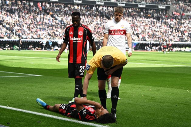 16.05.2026, xsltx, Fussball 1.Bundesliga, Eintracht Frankfurt - VfB Stuttgart v.l. Jean-Matteo Bahoya (Eintracht Frankfurt) verletzt, Verletzung, Schmerz, Schmerzen Arnaud Kalimuendo (Eintracht Frankfurt) Schiedsrichter Referee Tobias Welz (Wiesbaden) (DFL DFB REGULATIONS PROHIBIT ANY USE OF PHOTOGRAPHS as IMAGE SEQUENCES and or QUASI-VIDEO) Frankfurt am Main