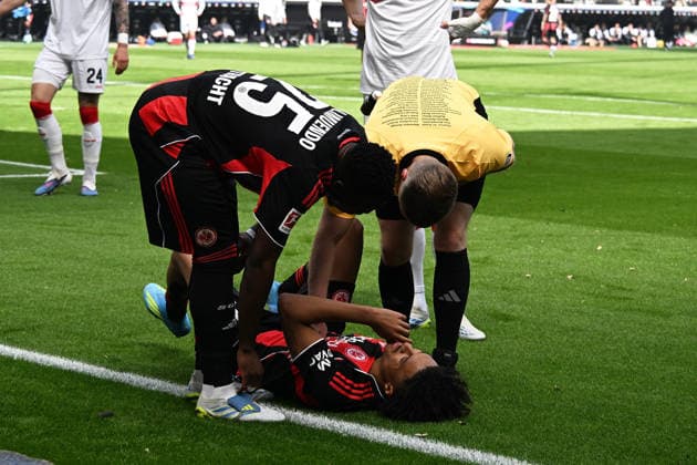 16.05.2026, xsltx, Fussball 1.Bundesliga, Eintracht Frankfurt - VfB Stuttgart v.l. Jean-Matteo Bahoya (Eintracht Frankfurt) verletzt, Verletzung, Schmerz, Schmerzen Arnaud Kalimuendo (Eintracht Frankfurt) Schiedsrichter Referee Tobias Welz (Wiesbaden) (DFL DFB REGULATIONS PROHIBIT ANY USE OF PHOTOGRAPHS as IMAGE SEQUENCES and or QUASI-VIDEO) Frankfurt am Main
