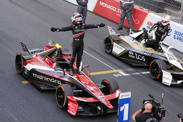 Nyck de Vries (NED) Mahindra in Siegerpose auf seinem Gen3 Evo Rennfahrzeug im Parc ferme, Rennen 1, FIA Formel E Weltmeisterschaft Saison 12, Monaco E- Prix, MonteCarlo, MC, 16.05.2026,