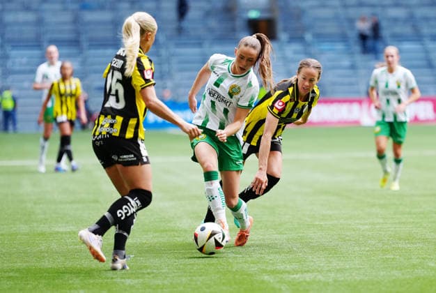 STOCKHOLM, SVERIGE 20260516 Hammarbys Svea Rehnberg mot Häckens Alva Selerud och Aivi Luik under lördagens finalmatch i Svenska cupen mellan Hammarby IF och BK Häcken FF pa 3Arena. STOCKHOLM SVERIGE x10658x