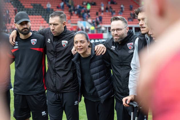 3. Liga; FC Ingolstadt 04 - SV Waldhof Mannheim; Spiel ist aus, Sieg Jubel Freude Besprechung Cheftrainerin Sabrina Wittmann (FCI) in der Mitte Kreis 3. Liga - FC Ingolstadt 04 Saison 2025 2026 SV Waldhof Mannheim;