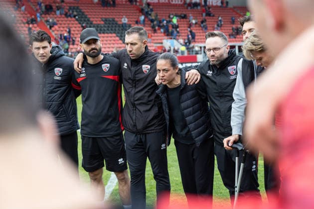 3. Liga; FC Ingolstadt 04 - SV Waldhof Mannheim; Spiel ist aus, Sieg Jubel Freude Besprechung Cheftrainerin Sabrina Wittmann (FCI) in der Mitte Kreis 3. Liga - FC Ingolstadt 04 Saison 2025 2026 SV Waldhof Mannheim;