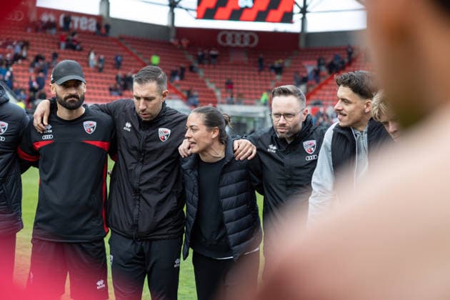3. Liga; FC Ingolstadt 04 - SV Waldhof Mannheim; Spiel ist aus, Sieg Jubel Freude Besprechung Cheftrainerin Sabrina Wittmann (FCI) in der Mitte Kreis 3. Liga - FC Ingolstadt 04 Saison 2025 2026 SV Waldhof Mannheim;