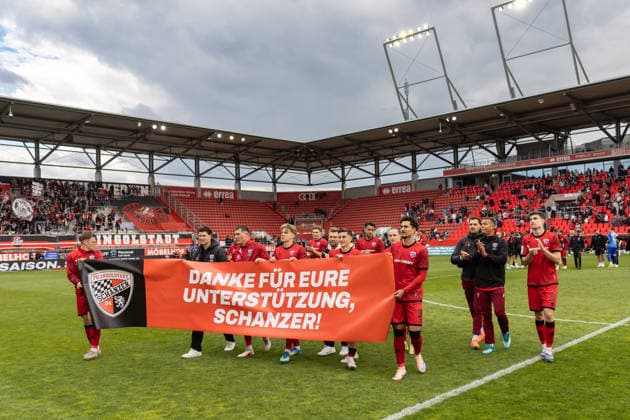 3. Liga; FC Ingolstadt 04 - SV Waldhof Mannheim; Spieler bedanken sich bei den Fans für die Saison, Sieg Jubel Freude 5:1 Banner 3. Liga - FC Ingolstadt 04 Saison 2025 2026 SV Waldhof Mannheim;