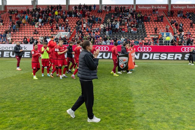 3. Liga; FC Ingolstadt 04 - SV Waldhof Mannheim; Spieler bedanken sich bei den Fans für die Saison, Sieg Jubel Freude 5:1 Banner Cheftrainerin Sabrina Wittmann (FCI) 3. Liga - FC Ingolstadt 04 Saison 2025 2026 SV Waldhof Mannheim;
