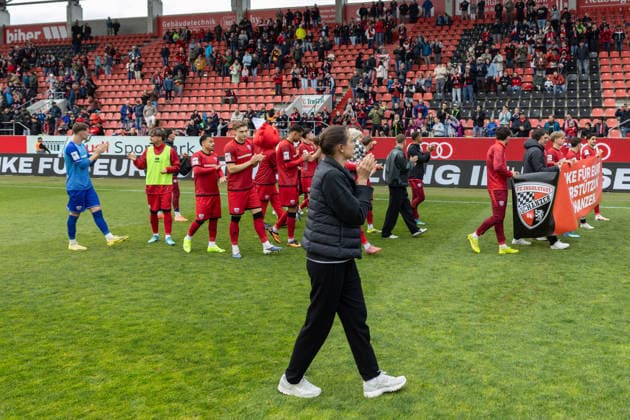 3. Liga; FC Ingolstadt 04 - SV Waldhof Mannheim; Spieler bedanken sich bei den Fans für die Saison, Sieg Jubel Freude 5:1 Banner Cheftrainerin Sabrina Wittmann (FCI) 3. Liga - FC Ingolstadt 04 Saison 2025 2026 SV Waldhof Mannheim;