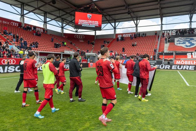 3. Liga; FC Ingolstadt 04 - SV Waldhof Mannheim; Spieler bedanken sich bei den Fans für die Saison, Sieg Jubel Freude 5:1 Banner 3. Liga - FC Ingolstadt 04 Saison 2025 2026 SV Waldhof Mannheim;
