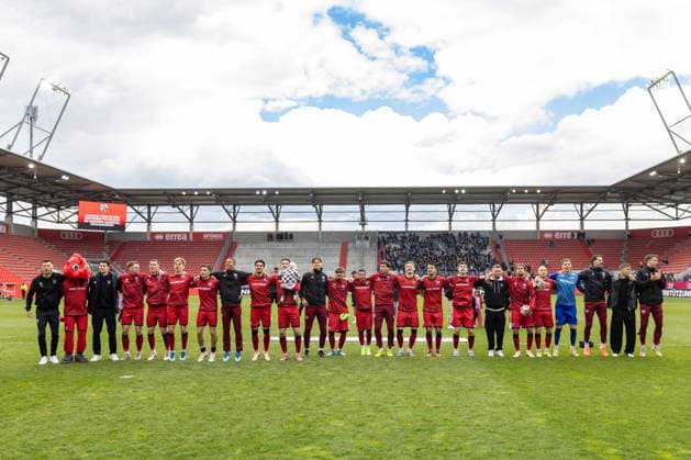 3. Liga; FC Ingolstadt 04 - SV Waldhof Mannheim; Spieler bedanken sich bei den Fans für die Saison, Sieg Jubel Freude 5:1 Tanz 3. Liga - FC Ingolstadt 04 Saison 2025 2026 SV Waldhof Mannheim;