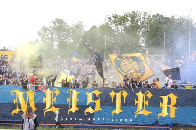 Fußball Regionalliga Nordost: 1. FC Lok Leipzig - 1. FC Magdeburg II; 16.05.2026 MEISTER: Die Fankurve feiert ihren 1. FC Lok Leipzig als Regionalliga-Meister. Stimmung, Ultras, Meisterschaft. Fußball, Regionalliga Nordost, Saison 2025 2026, 34. Spieltag: 1. FC Lok Leipzig vs. 1. FC Magdeburg II am 16.05.2026 im Bruno-Plache-Stadion, Leipzig. Copyright: xBEAUTIFULxSPORTS JanxKaeferx