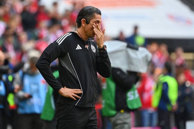 Schiedsrichter Deniz AYTEKIN miz Traenen vor Spielbeginn. Fussball 1. Bundesliga Saison 2025 2026, 34.Spieltag, Spieltag34 FC Bayern Muenchen - 1.FC Koeln am 16.05.2026 , A L L I A N Z A R E N A.