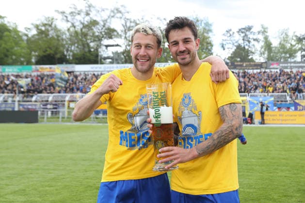 Fußball Regionalliga Nordost: 1. FC Lok Leipzig - 1. FC Magdeburg II; 16.05.2026 David Grözinger (27, Lok Leipzig links) posiert mit Filip Kusic (36, Lok Leipzig). Fußball, Regionalliga Nordost, Saison 2025 2026, 34. Spieltag: 1. FC Lok Leipzig vs. 1. FC Magdeburg II am 16.05.2026 im Bruno-Plache-Stadion, Leipzig. Copyright: xBEAUTIFULxSPORTS JanxKaeferx