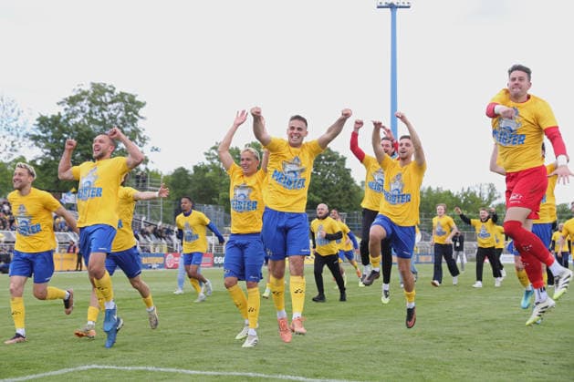 Fußball Regionalliga Nordost: 1. FC Lok Leipzig - 1. FC Magdeburg II; 16.05.2026 Jubel bei Farid Abderrahmane (8, Lok Leipzig) und seinem Team. Fußball, Regionalliga Nordost, Saison 2025 2026, 34. Spieltag: 1. FC Lok Leipzig vs. 1. FC Magdeburg II am 16.05.2026 im Bruno-Plache-Stadion, Leipzig. Copyright: xBEAUTIFULxSPORTS JanxKaeferx