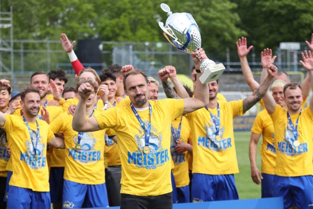Fußball Regionalliga Nordost: 1. FC Lok Leipzig - 1. FC Magdeburg II; 16.05.2026 Toni Wachsmuth (Geschäftsführer Lok Leipzig) mit dem Meister-Pokal. Fußball, Regionalliga Nordost, Saison 2025 2026, 34. Spieltag: 1. FC Lok Leipzig vs. 1. FC Magdeburg II am 16.05.2026 im Bruno-Plache-Stadion, Leipzig. Copyright: xBEAUTIFULxSPORTS JanxKaeferx