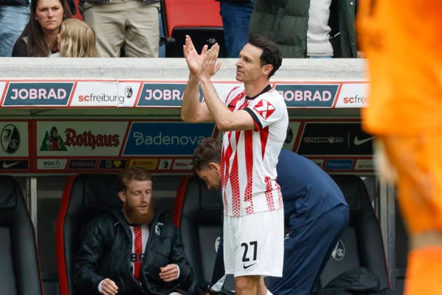 Nicolas Höfler, Hofler (SC Freiburg, 27) bedankt sic bei den Fans , Deutschland, Fussball, 1. Bundesliga, 34.Spieltag, 2025 2026, SC Freiburg vs. RB Leipzig, 16.05.2026, Freiburg im Breisgau Europa-Park Stadion Baden-Württemberg Deutschland Copyright: xGrantxHubbsx