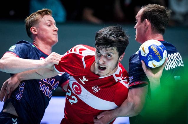 Turkiye v Norway - World Handball Championship Qualifiers ANKARA, TURKIYE - MAY 16: Eyup Arda Yildiz (C) of Turkiye competes against his opponent during the 2027 IHF Men s World Handball Championship European Qualifiers phase 3 second-leg match between Turkiye and Norway at Prof. Dr. Yasar Sevim Handball Hall in Ankara, Turkiye, on May 16, 2026. Ercin Erturk Anadolu Ankara Turkey. Editorial use only. Please get in touch for any other usage.  Copyright: x2026xAnadoluxErcinxErturkx