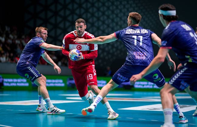 Turkiye v Norway - World Handball Championship Qualifiers ANKARA, TURKIYE - MAY 16: Baran Nalbantoglu (19) of Turkiye competes against his opponent during the 2027 IHF Men s World Handball Championship European Qualifiers phase 3 second-leg match between Turkiye and Norway at Prof. Dr. Yasar Sevim Handball Hall in Ankara, Turkiye, on May 16, 2026. Ercin Erturk Anadolu Ankara Turkey. Editorial use only. Please get in touch for any other usage.  Copyright: x2026xAnadoluxErcinxErturkx