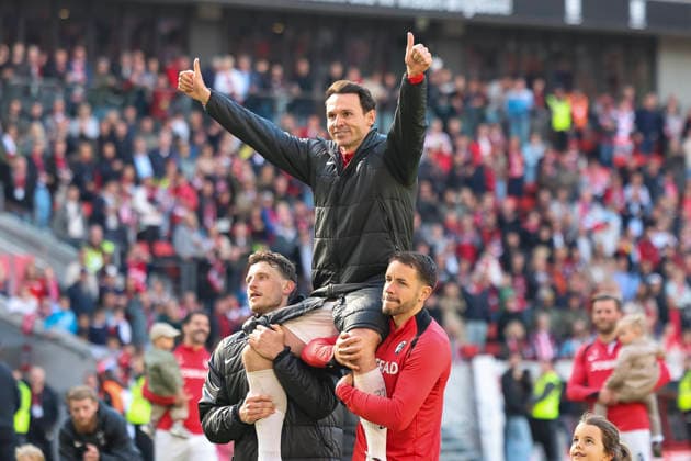 Maximilian Eggestein (SC Freiburg, 08), Nicolas Höfler, Hofler (SC Freiburg, 27) und Christian Günter, Gunter (SC Freiburg, 30) nach dem Spiel , Deutschland, Fussball, 1. Bundesliga, 34.Spieltag, 2025 2026, SC Freiburg vs. RB Leipzig, 16.05.2026, Freiburg im Breisgau Europa-Park Stadion Baden-Württemberg Deutschland Copyright: xGrantxHubbsx