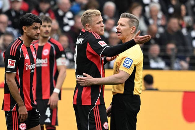 16.05.2026, xsltx, Fussball 1.Bundesliga, Eintracht Frankfurt - VfB Stuttgart v.l. Jonathan Jonny Burkardt (Eintracht Frankfurt) Schiedsrichter Referee Tobias Welz (Wiesbaden) (DFL DFB REGULATIONS PROHIBIT ANY USE OF PHOTOGRAPHS as IMAGE SEQUENCES and or QUASI-VIDEO) Frankfurt am Main