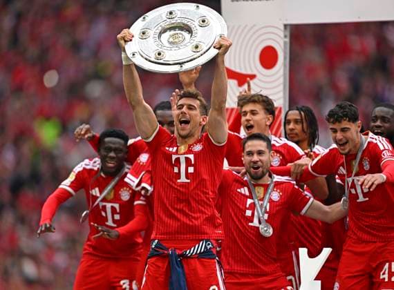 16.05.2026, Fussball Bundesliga 2025 2026, 34.Spieltag, FC Bayern München - 1.FC Köln, in der Allianz-Arena München, Leon Goretzka (FC Bayern München) hält als erstes die Schale in die Höhe,