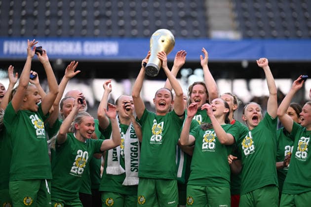 260516 Hammarbys Svea Rehnberg jublar med pokalen efter finalen i Svenska Cupen mellan Hammarby och Häcken den 16 maj 2026 i Stockholm. Copyright: EMMAxWALLSKOG BB260516EW097