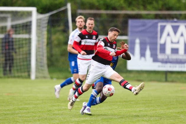 16.05.2026, Fussball, Herren, Regionalliga Nord, 34. Spieltag, Altona 93 - BSV Kickers Emden Marcell Sobotta (13 Altona 93)im Zweikampf mit Emanuel Adou (blau 27 BSV Kickers Emden)