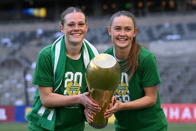 260516 Hammarbys Sofia Reidy och Svea Rehnberg jublar med pokalen efter finalen i Svenska Cupen mellan Hammarby och Häcken den 16 maj 2026 i Stockholm. Copyright: EMMAxWALLSKOG BB260516EW116
