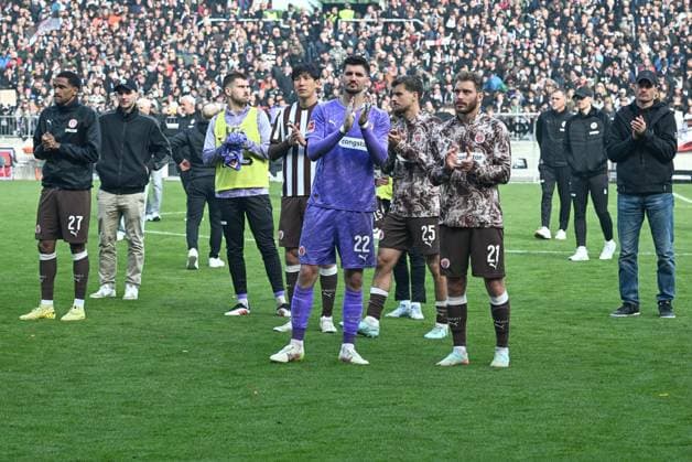 Die St Pauli-Spieler mit Cheftrainer Alexander Blessin (FC St Pauli) rechts bei den Fans , FC St Pauli - VFL Wolfsburg, Fussball, Bundesliga, DFL, 16.05.2026 DFB regulations prohibit any use of photographs as image sequences and or quasi-video Hamburg Hamburg Deutschland
