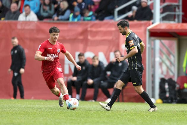 16.05.2026, Herren, Fussball, Saison 2025 2026, Regionalliga Bayern, 34. Spieltag: TSV Aubstadt - SpVgg Bayreuth Marcel Fischer ( 30, TSV Aubstadt) und Edwin Schwarz ( 5, SpVgg Bayreuth) Sulzfeld Schulstadion Aubstadt (NGN Arena) Bayern Deutschland