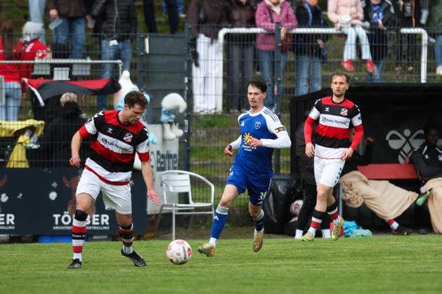 16.05.2026, Fussball, Herren, Regionalliga Nord, 34. Spieltag, Altona 93 - BSV Kickers Emden Nick Stepantsev (blau 39 BSV Kickers Emden) >Josh Redfield (5 Altona 93)